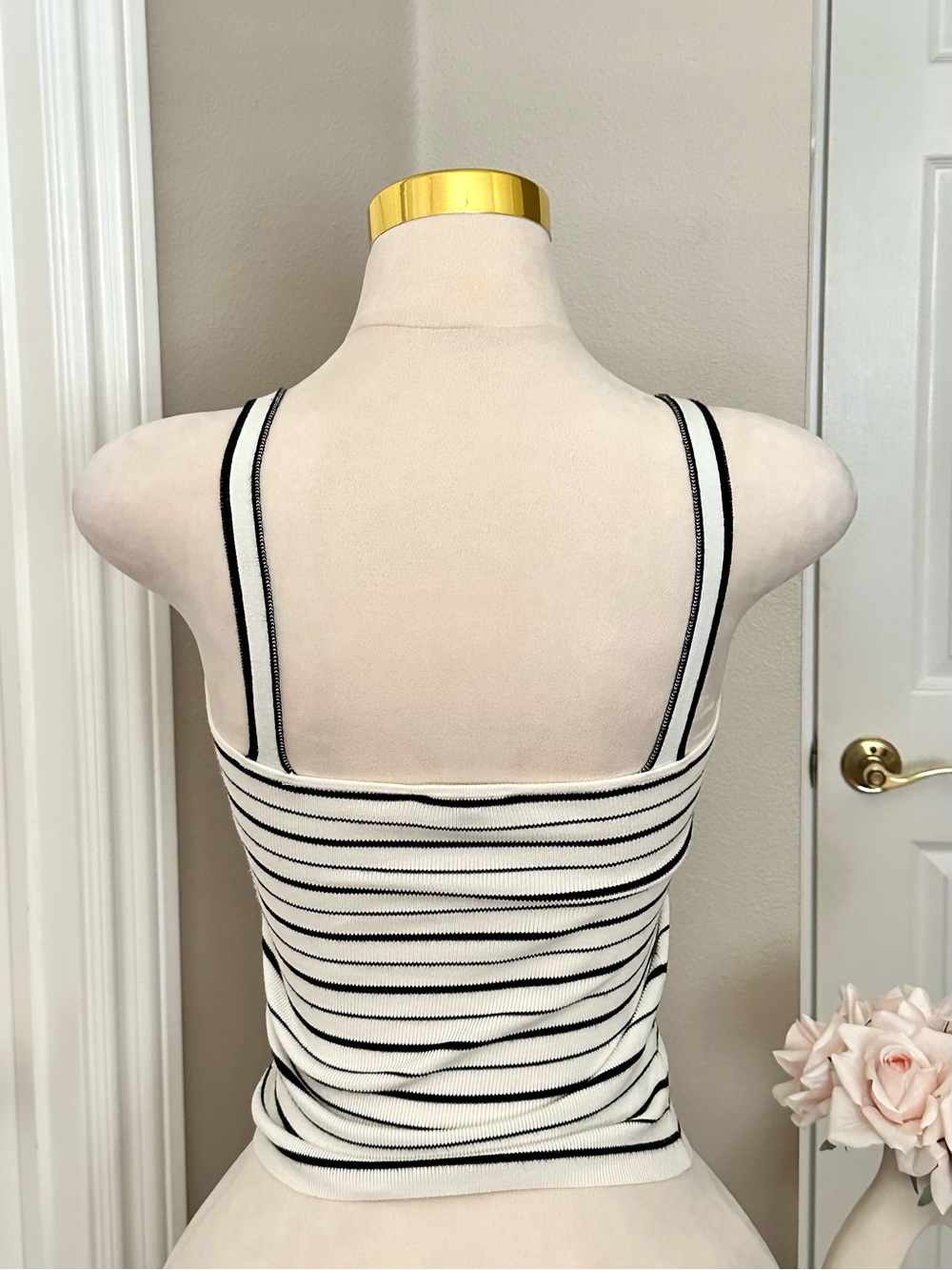 Express White Black Striped Ribbed Sweater Tank w/ Cutout V-Neck Detail Sz XS - Picture 5 of 7